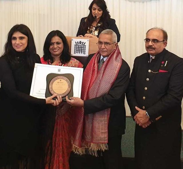 Rina Dhaka (extreme left) receiving her award.