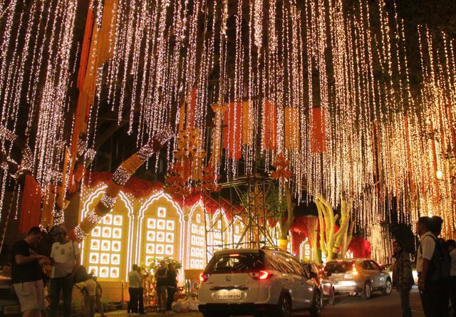 Preparations underway at the residence of Mukesh Ambani, Antilla, ahead of his daughter Isha Ambani's wedding to Anand Piramal, in Mumbai, India, on Tuesday. (HT) Preparations underway at the residence of Mukesh Ambani, Antilla, ahead of his daughter Isha Ambani's wedding to Anand Piramal, in Mumbai, India, on Tuesday. (HT)