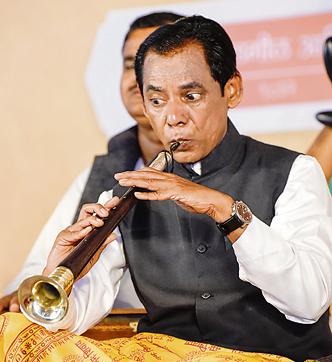 Kalyan Apar plays shehnai during the first day of the 66th Sawai mahotsav at Maharashtriya mandal’s ground on Wednesday. (Sanket Wankhade/HT PHOTO)
