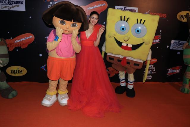 Alia Bhatt poses for the paparazzi. (Viral Bhayani) Alia Bhatt poses for the paparazzi. (Viral Bhayani)