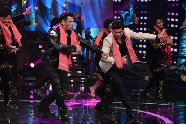 Shah Rukh Khan, Salman Khan on Bigg Boss 12. (Viral Bhayani) Shah Rukh Khan, Salman Khan on Bigg Boss 12. (Viral Bhayani)