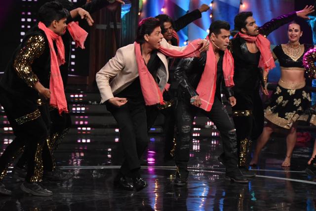 Shah Rukh Khan, Salman Khan on Bigg Boss 12. (Viral Bhayani) Shah Rukh Khan, Salman Khan on Bigg Boss 12. (Viral Bhayani)