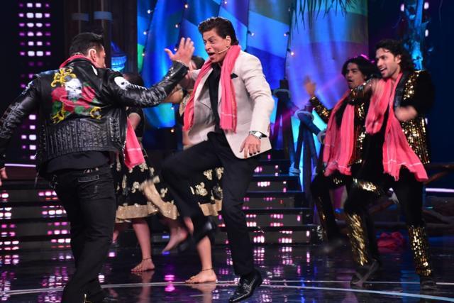 Shah Rukh Khan, Salman Khan on Bigg Boss 12. (Viral Bhayani) Shah Rukh Khan, Salman Khan on Bigg Boss 12. (Viral Bhayani)
