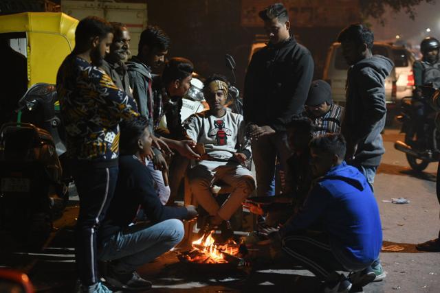 People burn wood to protect themselves from cold, at Geeta colony, in New Delhi, on Thursday, December 20, 2018. (Sonu Mehta / HT Photo ) People burn wood to protect themselves from cold, at Geeta colony, in New Delhi, on Thursday, December 20, 2018. (Sonu Mehta / HT Photo )