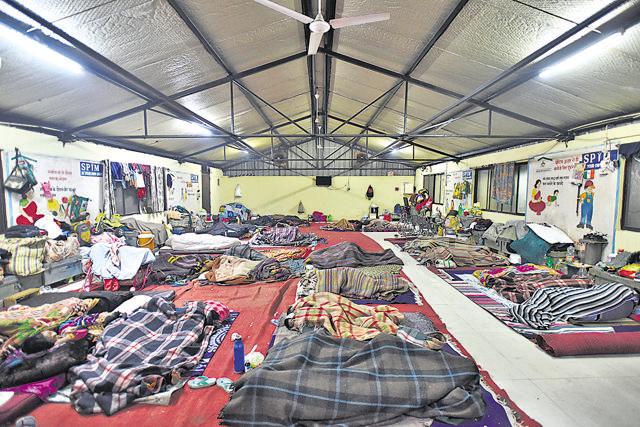 Homeless people sleep inside a shelter home, at Sarai Kale Khan. The DUSIB said it will start providing tea and toast to the occupants from January 1. (Burhaan Kinu/HT Photo) Homeless people sleep inside a shelter home, at Sarai Kale Khan. The DUSIB said it will start providing tea and toast to the occupants from January 1. (Burhaan Kinu/HT Photo)