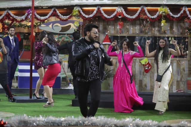 Ranveer grooves to the music in the Bigg Boss house. Ranveer grooves to the music in the Bigg Boss house.