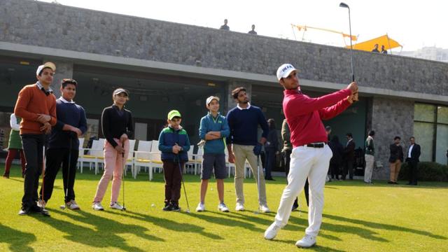 Golfer Shubhankar Sharma gives tips to players at DLF Golf and Country Club, in Gurgaon in January this year. (Praveen Kumar/HT Photo)