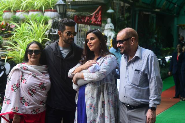 Angad Bedi and Neha Dhupia with new born Mehr after getting discharge from hospital. (Hindustan Times) Angad Bedi and Neha Dhupia with new born Mehr after getting discharge from hospital. (Hindustan Times)