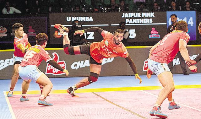 Siddharth Desai (orange) of U Mumba in action during the match against Jaipur Pink Panthers in the Pro Kabaddi League Season 6. (PKL)