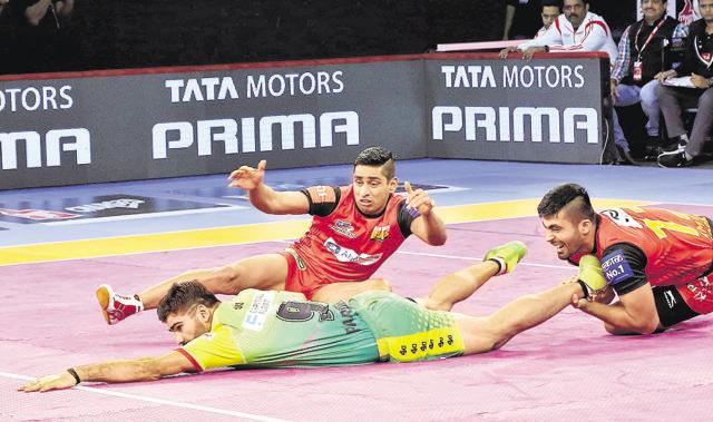 Mahesh Magdum (left) in action during a match against Patna Pirates in the Pro Kabaddi League Season 6. (PKL)