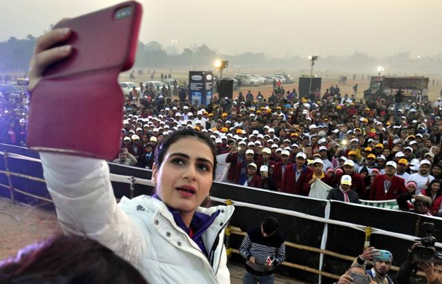 Fatima Sana Shaikh takes selfies with the participants at 'Run for Bihar' marathon at Gandhi Maidan, in Patna. (IANS) Fatima Sana Shaikh takes selfies with the participants at 'Run for Bihar' marathon at Gandhi Maidan, in Patna. (IANS)