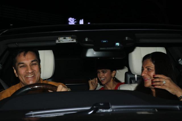 Deepika arrives with Ranveer's parents for Simmba screening. (Viral Bhayani) Deepika arrives with Ranveer's parents for Simmba screening. (Viral Bhayani)