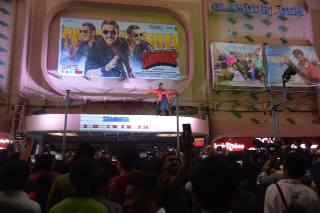 Ranveer Singh dancing on the terrace. (Viral Bhayani) Ranveer Singh dancing on the terrace. (Viral Bhayani)
