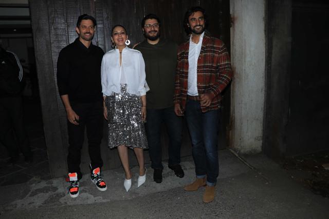 Sonali Bendre with Hrithik Roshan, husband Goldie Behl and Kunal Kapoor. Sonali Bendre with Hrithik Roshan, husband Goldie Behl and Kunal Kapoor.