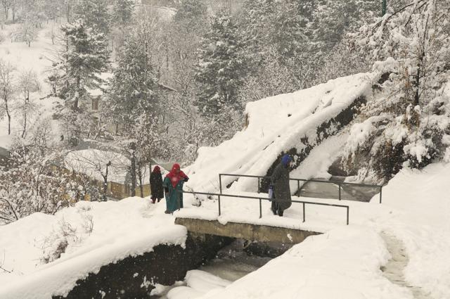 People walk through a snow-covered hilly road during fresh snowfall at Tangmarg road , about 38 kilometers from Srinagar, Jammu and Kashmir, on Wednesday, January 2, 2019. (Waseem Andrabi / HT Photo) People walk through a snow-covered hilly road during fresh snowfall at Tangmarg road , about 38 kilometers from Srinagar, Jammu and Kashmir, on Wednesday, January 2, 2019. (Waseem Andrabi / HT Photo)
