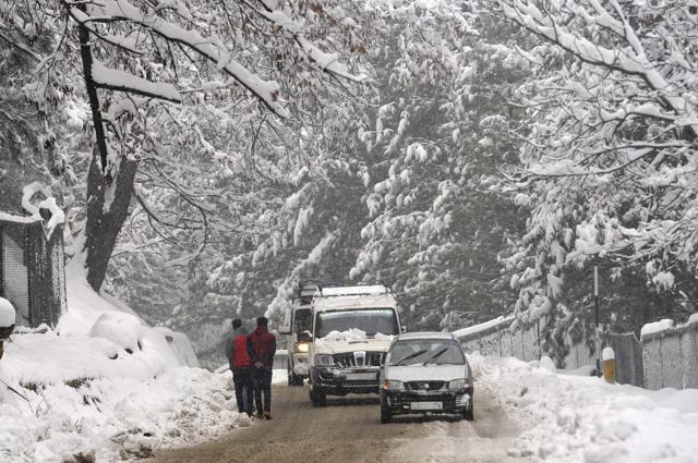 Vehicles on a snow-covered Gulmarg Tangmarg road during fresh snowfall, in Jammu and Kashmir, on Wednesday, January 2, 2019. (Waseem Andrabi / HT Photo ) Vehicles on a snow-covered Gulmarg Tangmarg road during fresh snowfall, in Jammu and Kashmir, on Wednesday, January 2, 2019. (Waseem Andrabi / HT Photo )