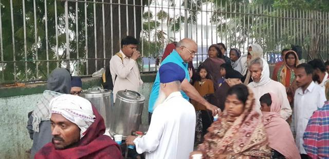 This group serves tea to the poor every morning outside AIIMS, New Delhi.