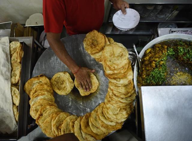 A vendor prepares piping Chole Bhature in Paharganj. (HT Photo) A vendor prepares piping Chole Bhature in Paharganj. (HT Photo)