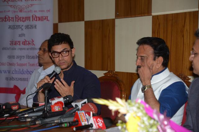 Aamir Khan at a website launch with Maharashtra minister Girish Dattatray Mahajan. Aamir Khan at a website launch with Maharashtra minister Girish Dattatray Mahajan.