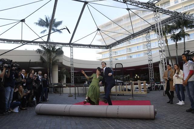 Sandra Oh and Andy Samberg, hosts of the 76th Annual Golden Globe Awards, roll out the red carpet during a preview day at The Beverly Hilton Hotel. (AFP) Sandra Oh and Andy Samberg, hosts of the 76th Annual Golden Globe Awards, roll out the red carpet during a preview day at The Beverly Hilton Hotel. (AFP)