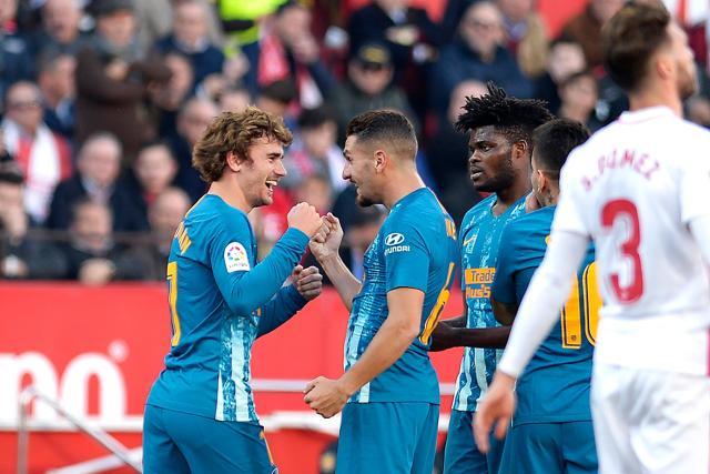 Atletico Madrid's French forward Antoine Griezmann (L) celebrates with teammates. (AFP) Atletico Madrid's French forward Antoine Griezmann (L) celebrates with teammates. (AFP)
