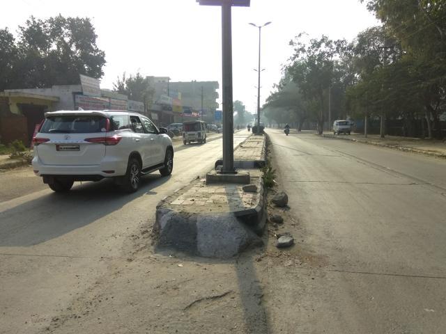 The bodies were found dumped along the divider of the Nangloi-Najafgarh Road in outer Delhi’s Ranhola on Sunday night. (HT Photo )