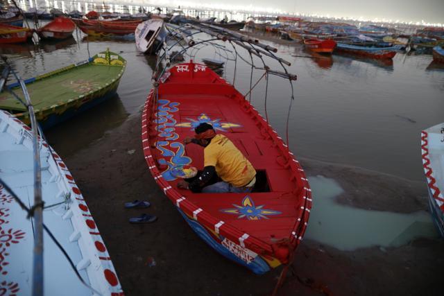 An artist paints a boat as part of beautification ahead of Kumbh Mela festival in Prayagraj, Tuesday, Jan.8, 2019. (AP) An artist paints a boat as part of beautification ahead of Kumbh Mela festival in Prayagraj, Tuesday, Jan.8, 2019. (AP)