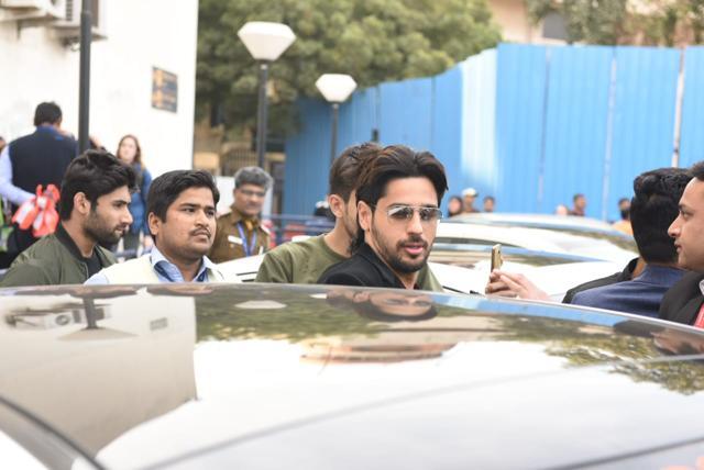 Sidharth Malhotra at the airport. (Viral Bhayani) Sidharth Malhotra at the airport. (Viral Bhayani)
