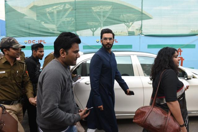 Ranveer Singh at the airport. (Viral Bhayani) Ranveer Singh at the airport. (Viral Bhayani)