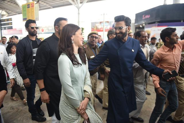 Alia Bhatt and at the airport. (Viral Bhayani) Alia Bhatt and at the airport. (Viral Bhayani)