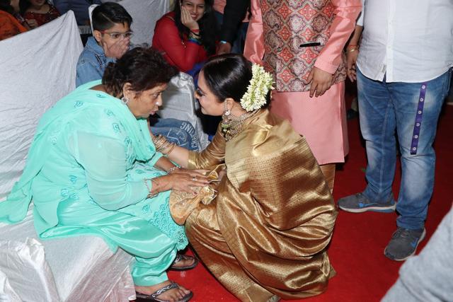 Rekha chats with Saroj Khan. (Viral Bhayani)