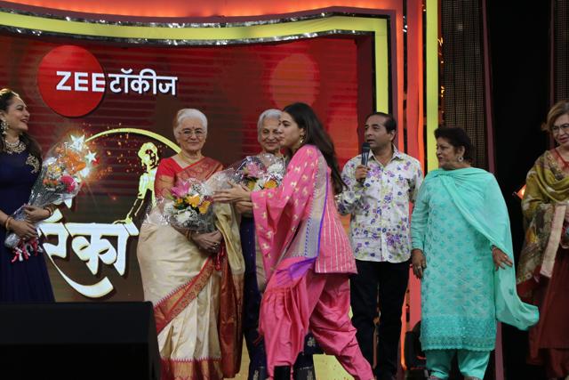 Sara Ali Khan with Asha Parekh at Marathi Taraka event. (Viral Bhayani)