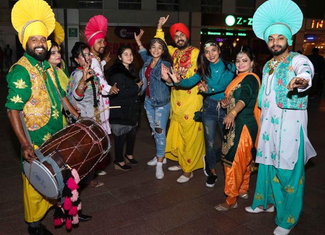 Audience danced on the bhangra beats in Cyberhub during Lohri celebrations. Audience danced on the bhangra beats in Cyberhub during Lohri celebrations.