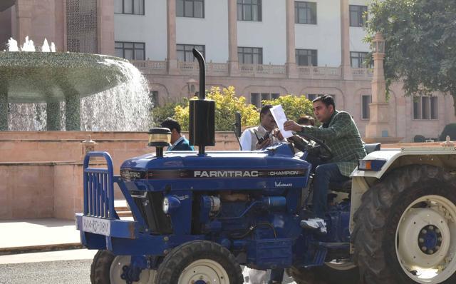 Baljeet Yadav, an Independent MLA from Behror arrived in a tractor at state assembly. (HT Photo ) Baljeet Yadav, an Independent MLA from Behror arrived in a tractor at state assembly. (HT Photo )