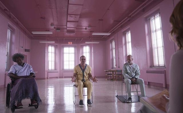 In Glass, the three superheroes from Unbreakable and Split have been incarcerated in a psychological facility, under the supervision of a therapist who believes they suffer merely from delusions of grandeur. In Glass, the three superheroes from Unbreakable and Split have been incarcerated in a psychological facility, under the supervision of a therapist who believes they suffer merely from delusions of grandeur.
