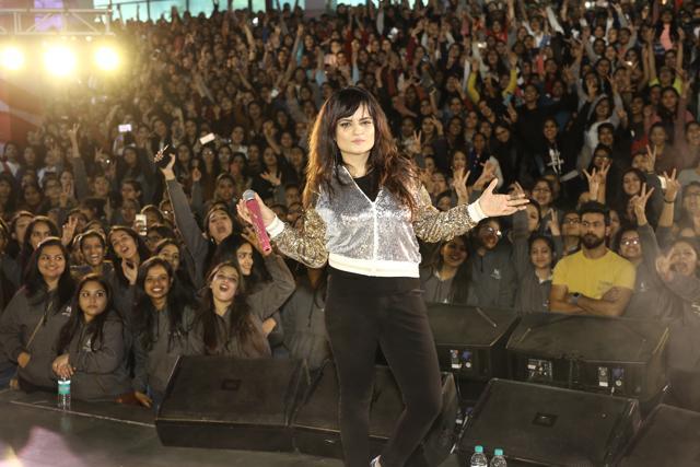 Singer Aditi Singh Sharma poses with the crowd at Symphony ’19, the annual cultural fest of Janki Devi Memorial College. (Manoj Verma/HT)