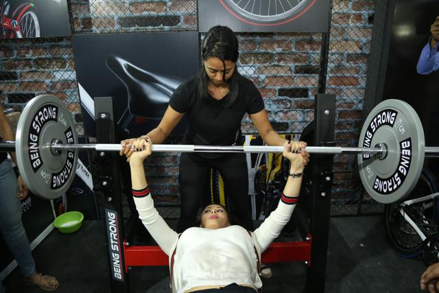 Iulia Vantur takes on fitness challenge. (Viral Bhayani)