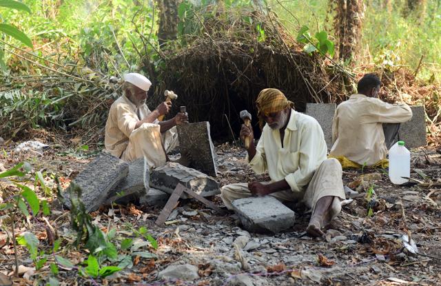One of the key skills of the Wadars is the ability to cut rocks in uneven shapes such that they fit together perfectly, with little else required to keep them in place. (Pramod Thakur / HT Photo)