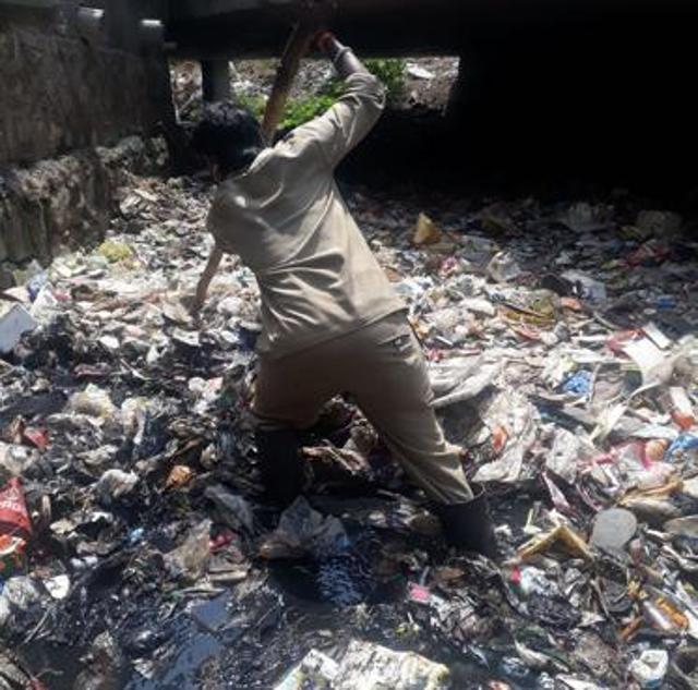 Sanitation workers. (HT PHOTO)