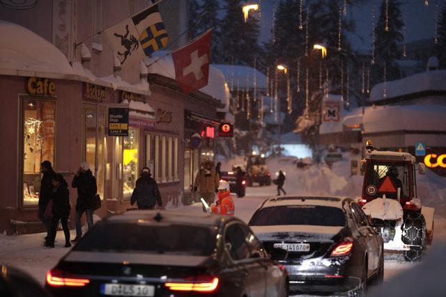 A road traffic officer stands and directs traffic through the streets ahead of the World Economic Forum in Davos, Switzerland, on Sunday, Jan. 21, 2018. (Bloomberg) A road traffic officer stands and directs traffic through the streets ahead of the World Economic Forum in Davos, Switzerland, on Sunday, Jan. 21, 2018. (Bloomberg)
