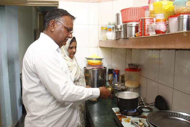 Assistant sub-inspector (ASI) Pradeep Kumar makes tea for his wife at his residence, at Police lines, in Gurugram, India, on Sunday, January 20, 2019. (Yogendra Kumar/HT Photo ) Assistant sub-inspector (ASI) Pradeep Kumar makes tea for his wife at his residence, at Police lines, in Gurugram, India, on Sunday, January 20, 2019. (Yogendra Kumar/HT Photo )