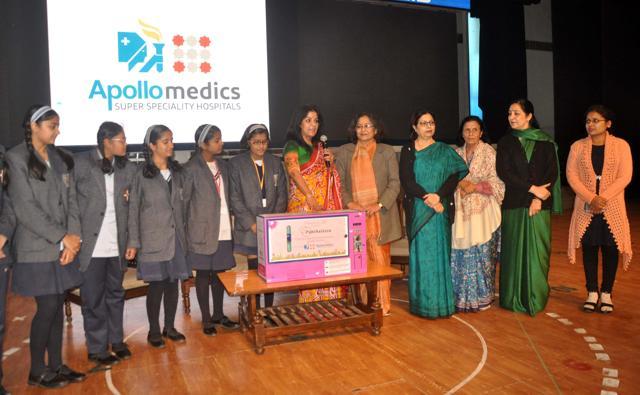 Students and teachers being given a demonstration on the functioning of the machine at CMS, Gomti Nagar Extension. (Handout photo)