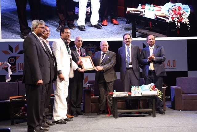 Dr Yusuf K Hamied (third from right) receives the award.