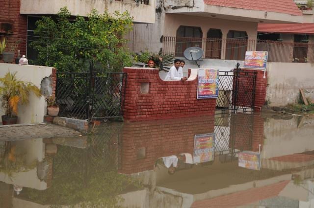 Sewage leaked from the recently repaired pipeline flooded houses along the service lane near the under-construction Bajghera flyover on Tuesday, January 22, 2019. (Parveen Kumar / HT Photo ) Sewage leaked from the recently repaired pipeline flooded houses along the service lane near the under-construction Bajghera flyover on Tuesday, January 22, 2019. (Parveen Kumar / HT Photo )
