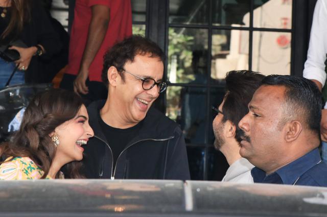 Sonam Kapoor, Anil Kapoor and Vidhu Vinod Chopra share a joke. Sonam Kapoor, Anil Kapoor and Vidhu Vinod Chopra share a joke.