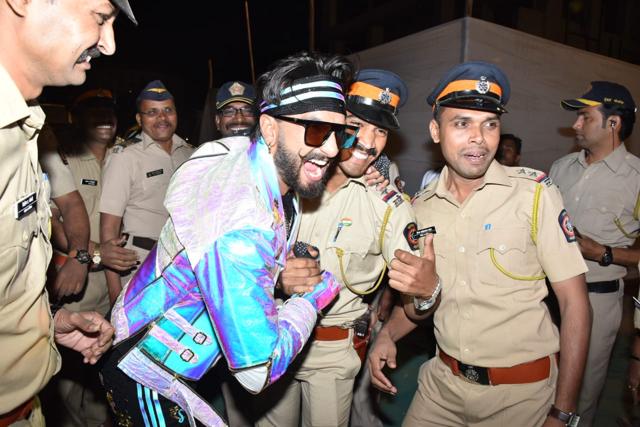 Ranveer Singh poses for selfies with policemen at Umang festival. Ranveer Singh poses for selfies with policemen at Umang festival.
