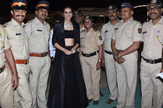 Kriti Sanon poses with cops at Umang 2019. Kriti Sanon poses with cops at Umang 2019.