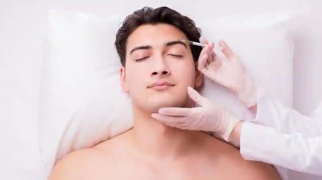 Only go to a qualified plastic surgeon or dermatologist and do not be afraid to ask the doctor’s credentials and years of experience. (Shutterstock)