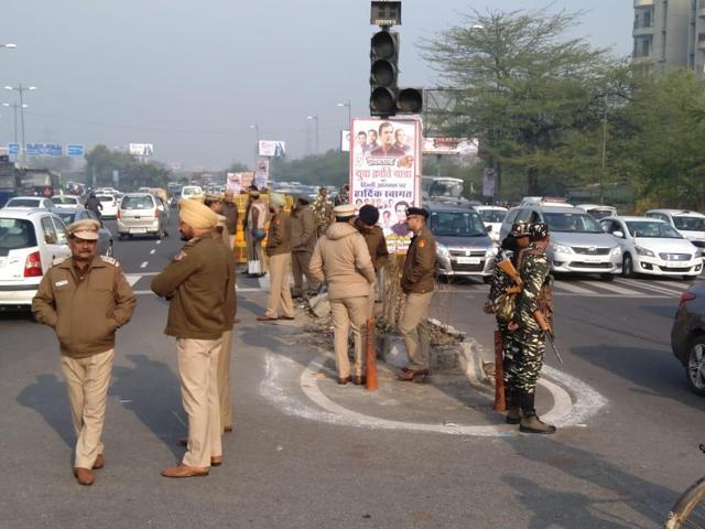 The police and security personnel on alert as Yuva Kranti Yatra , Congress rally will proceed to Tal katora stadium, at Delhi-UP Border in New Delhi. (Sushil Kumar/HT Photo)
