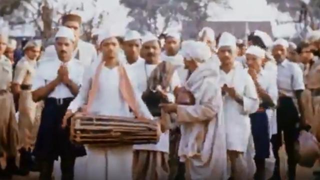 The procession taking Mahatama Gandhi’s ashes from the Jabalpur Railway Station to the banks of the Narmada. (Screengrab) The procession taking Mahatama Gandhi’s ashes from the Jabalpur Railway Station to the banks of the Narmada. (Screengrab)